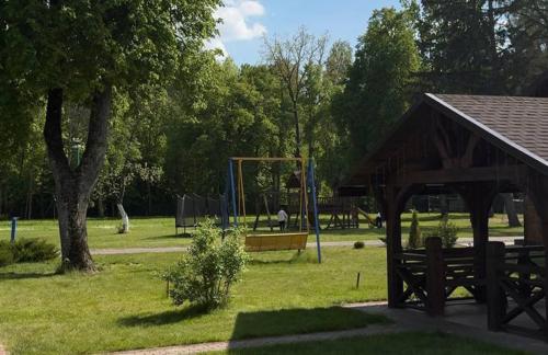 Отдых в усадьбе "Сезон охоты": проживание, баня, прокат лодок и катамаранов со скидкой до 38%